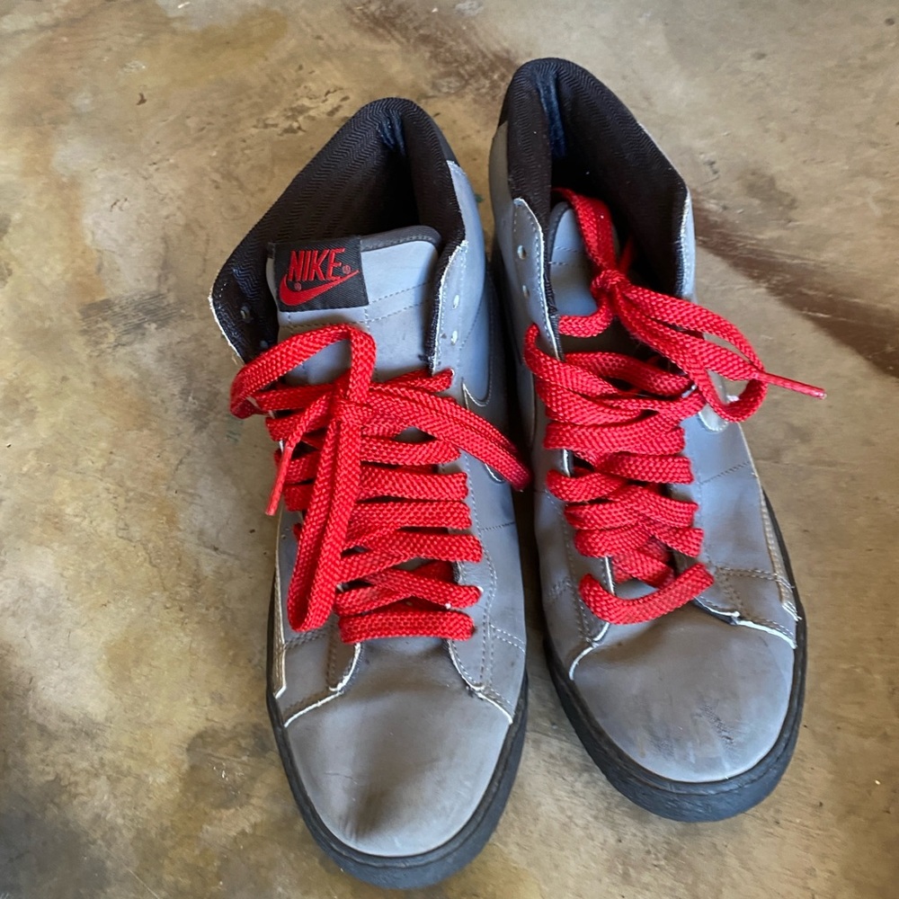 Nike Men's Gray Sneakers with Red Laces